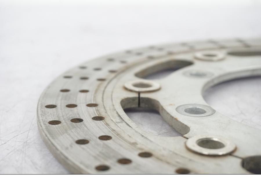 Baksidan på Bromsskiva från en Kawasaki VN 1500 -1999 motorcykel.