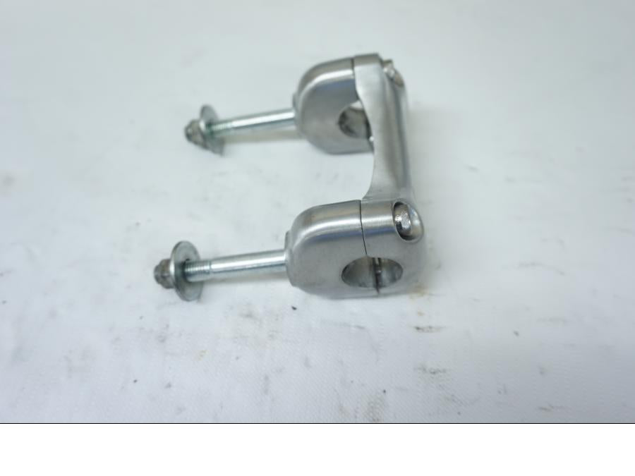 Vänster sida på Styrfäste från en Triumph Bonneville -2001 motorcykel.