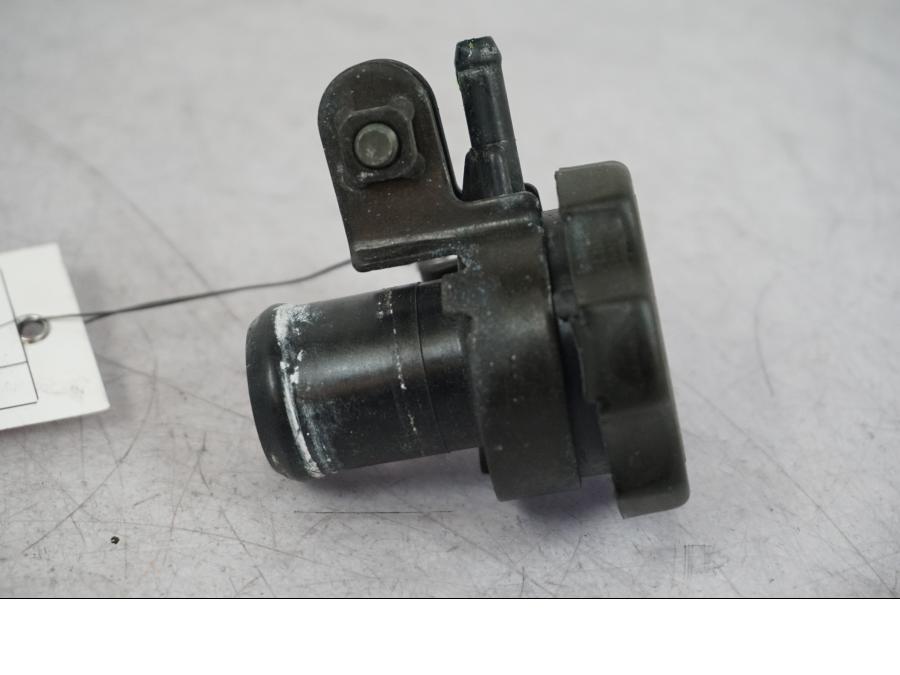 Höger sida på Vattenpåfyllning från en Suzuki VZ 800 -2000 motorcykel.