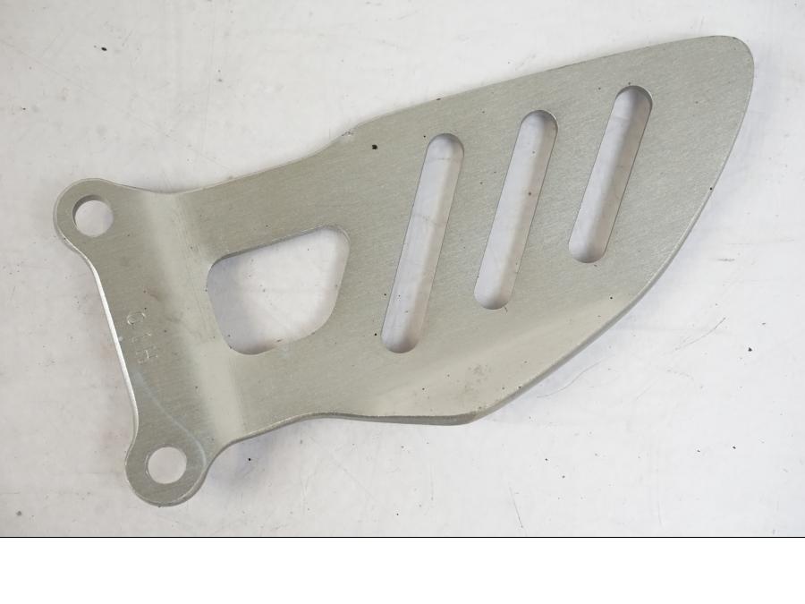 Snett nerifrån på Fotpinnefäste från en Suzuki GSX-R 600 -2007 motorcykel.