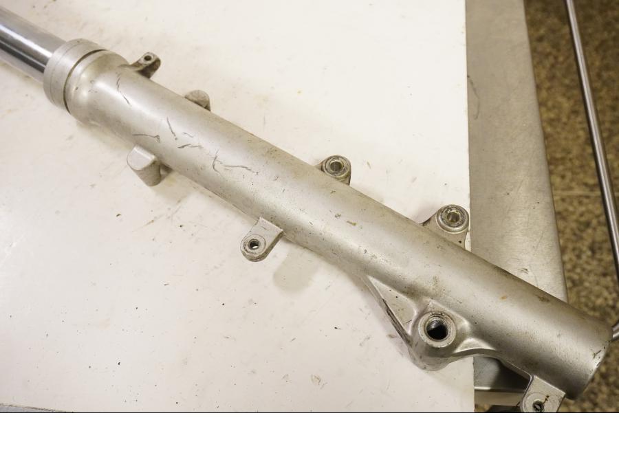 Baksidan på Gaffelben från en Suzuki DR 650 -1991 motorcykel.