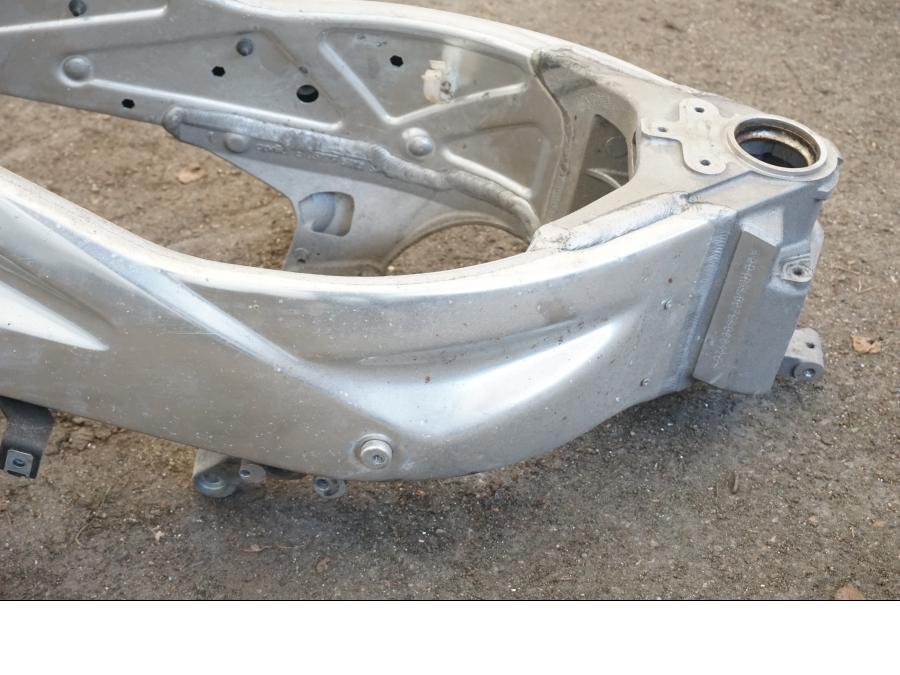 Höger sida på Ram från en Aprilia RSV 1000 R Tuono -2006 motorcykel.