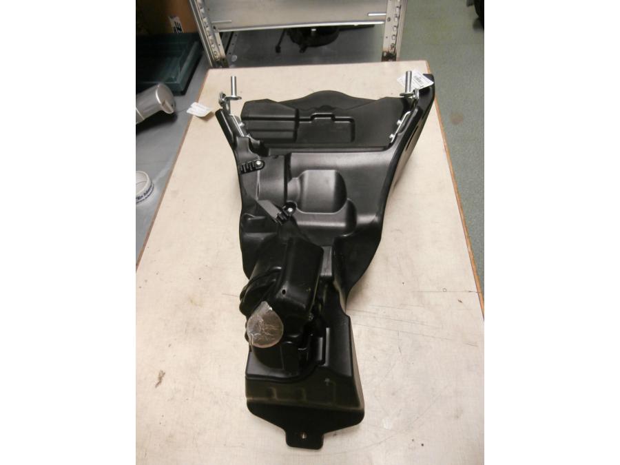 Snett uppifrån på Bensintank från en Ducati Monster 696 -2013 motorcykel.