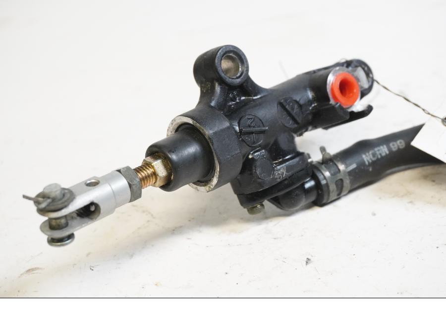 Vänster sida på Bromshuvudcylinder från en Yamaha YZF R6 -2000 motorcykel.