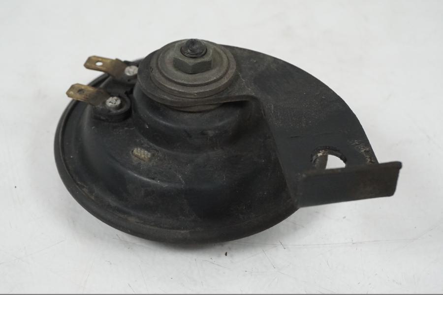 Snett nerifrån på Signalhorn / Tuta från en Kawasaki Z 750 -2006 motorcykel.