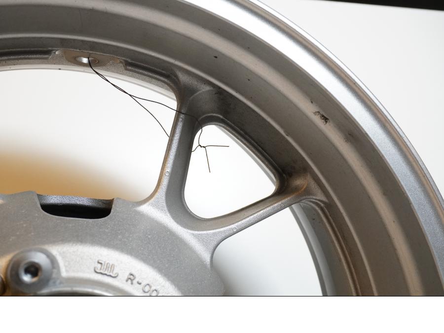 Extrabild4 på Fälg från en Kawasaki GTR 1400 -2008 motorcykel.