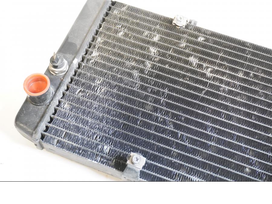 Höger sida på Vattenkyl från en Honda CBR 1100 XX -1997 motorcykel.