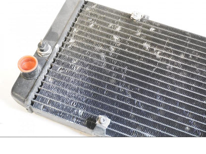 Höger sida på Vattenkyl från en Honda CBR 1100 XX -1997 motorcykel.