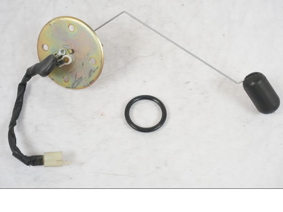 Framsidan på Bensintankgivare från en Suzuki VL 800 -2002 motorcykel.