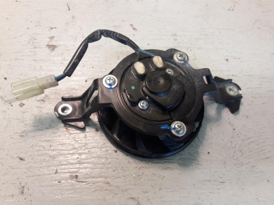 Framsidan på Vattenkylfläkt från en Yamaha MT 125 -2017 motorcykel.