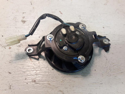 Framsidan på Vattenkylfläkt från en Yamaha MT 125 -2017 motorcykel.