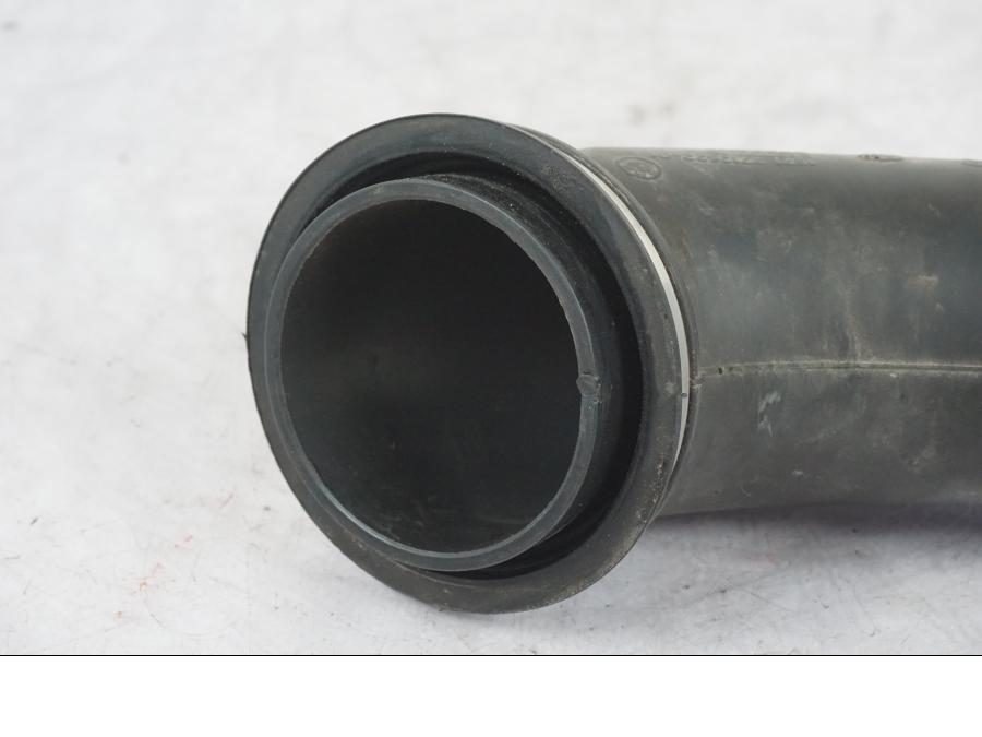 Baksidan på Luftrör från en BMW R 1200 GSA -2012 motorcykel.