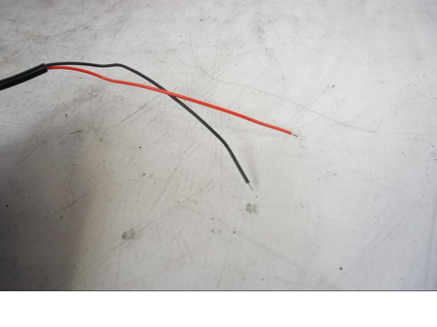 Snett nerifrån på USB-uttag från en Kawasaki Z 800 -2014 motorcykel.