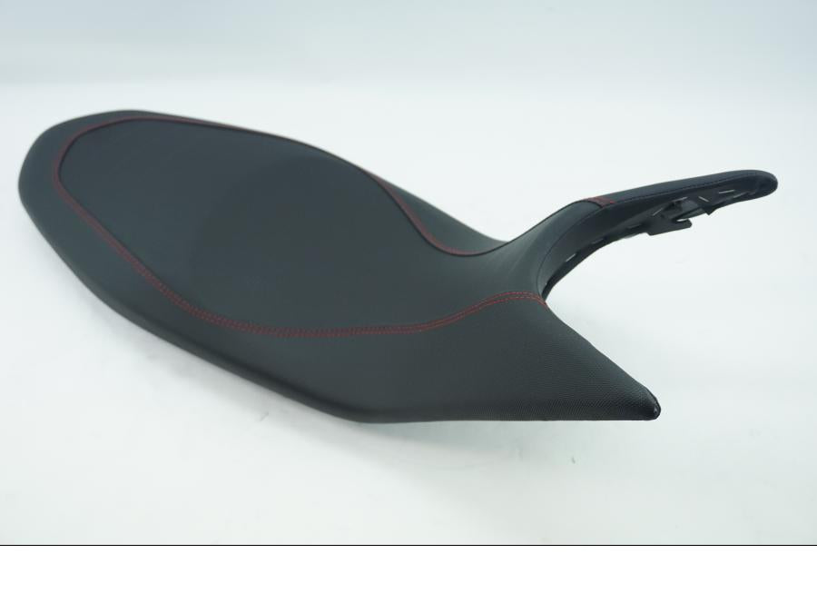 Framsidan på Sadel från en Ducati Hyperstrada -2014 motorcykel.