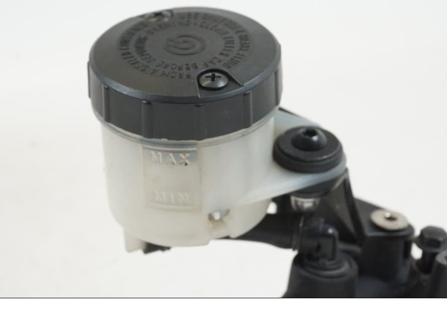 Extrabild1 på Bromshuvudcylinder från en Aprilia Tuono V4R -2011 motorcykel.