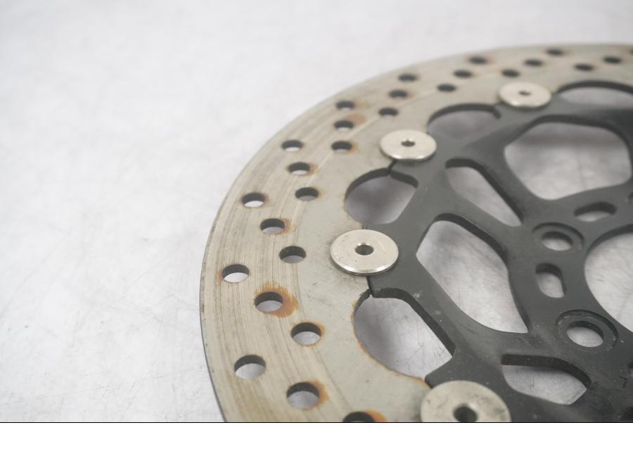 Baksidan på Bromsskiva från en Hyosung GT 650 -2006 motorcykel.