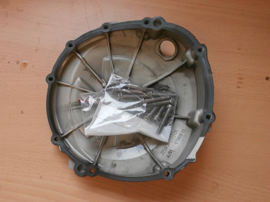 Baksidan på Kopplingskåpa från en BMW S 1000 RR -2010 motorcykel.