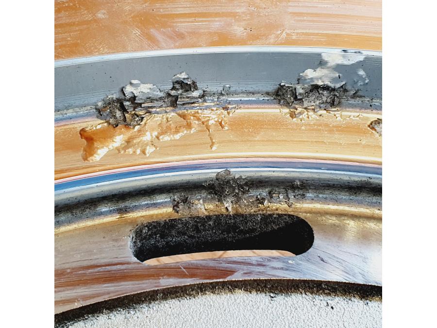 Snett uppifrån på Fälg från en H-D Sportster 1200 XL1200C -1998 motorcykel.