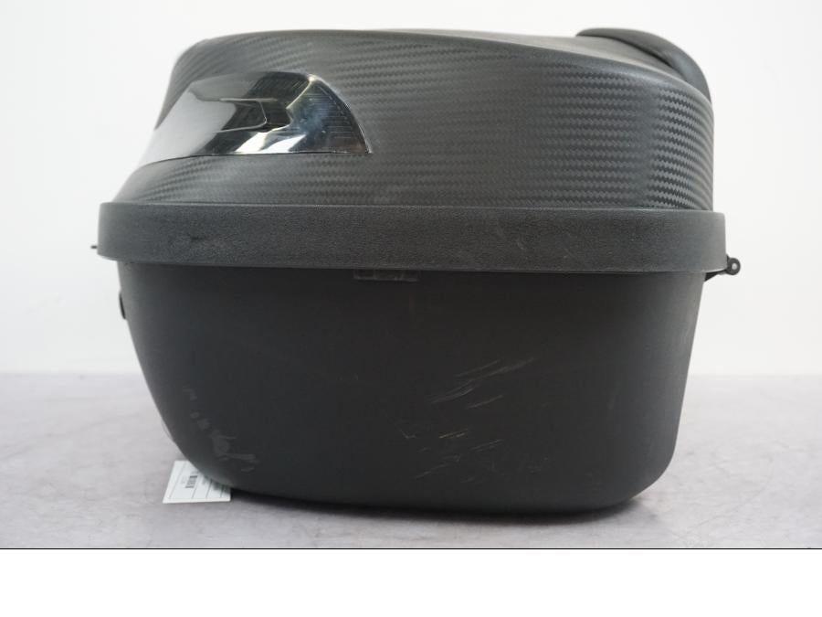 Höger sida på Topbox från en Triumph Tiger -2009 motorcykel.