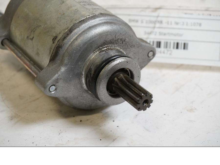 Baksidan på Startmotor från en BMW S 1000 RR -2011 motorcykel.