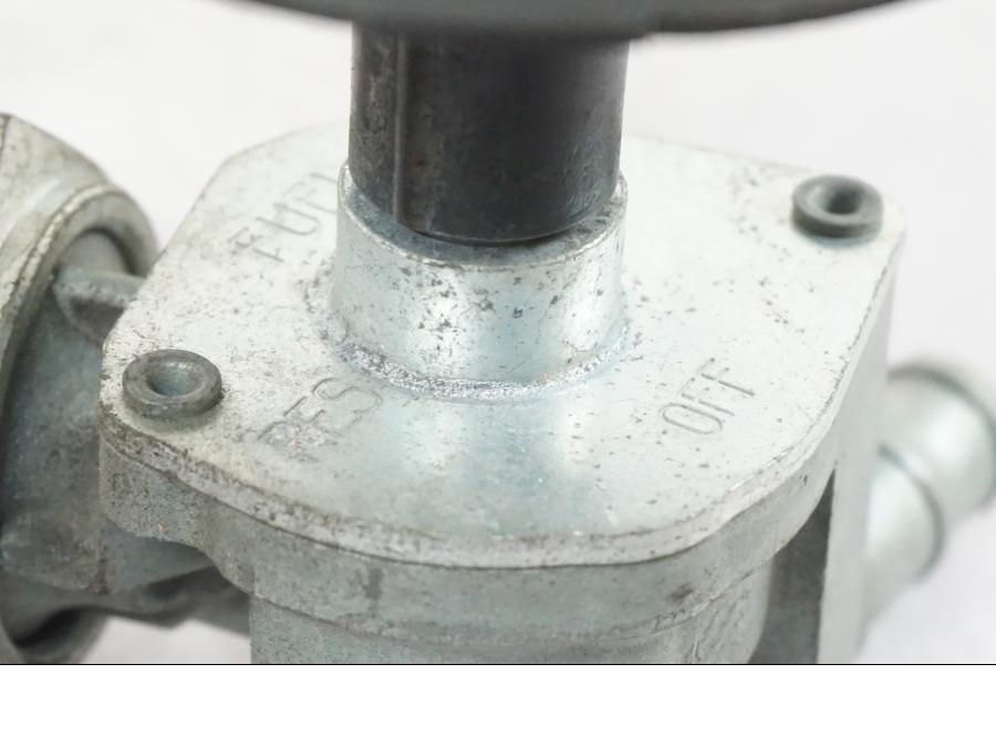 Vänster sida på Bensinkran från en Honda NT 650 V -2002 motorcykel.