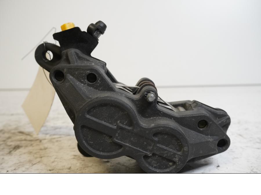 Baksidan på <p>Bromsok höger fram från Triumph Tiger Explorer 2012.</p>

<p>Triumph 4-kolvs ok.</p> motorcykel.