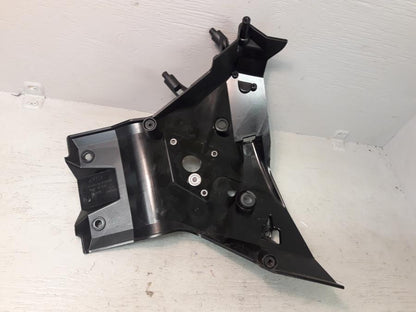 Baksidan på Strålkastarfäste från en KTM 1190 Adventure -2014 motorcykel.