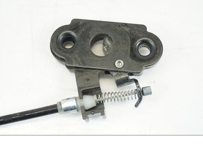 Snett nerifrån på Sadellåsmekanism från en Kawasaki NINJA 400 -2020 motorcykel.