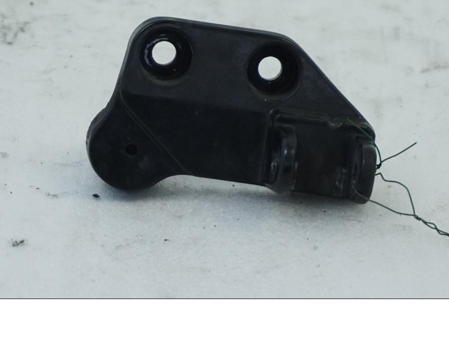 Framsidan på Fotpinnefäste från en Suzuki DL 1000 -2016 motorcykel.