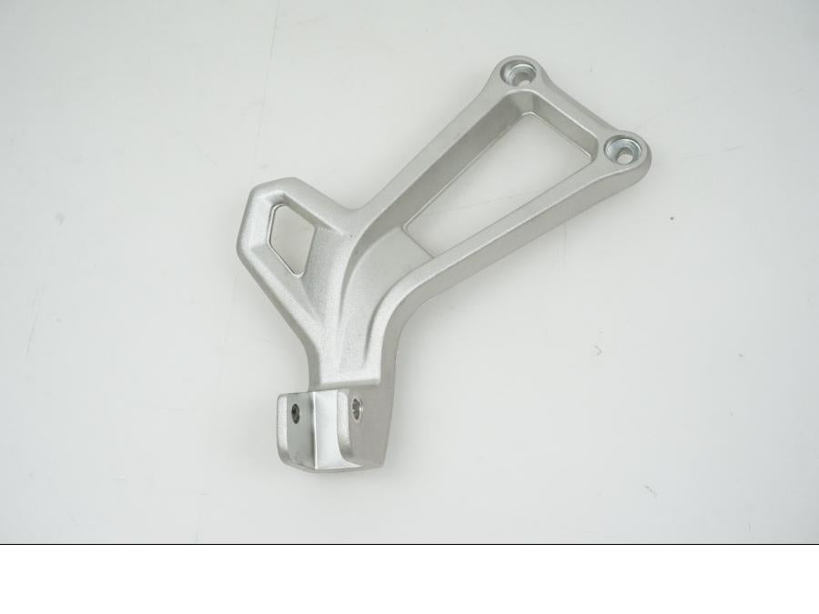 Framsidan på Fotpinnefäste från en BMW F 850 GS -2019 motorcykel.