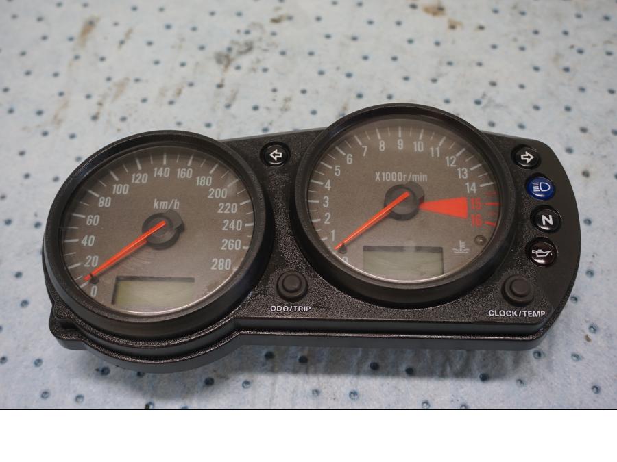 Framsidan på Instrumentpanel från en Kawasaki ZX-6R -2000 motorcykel.