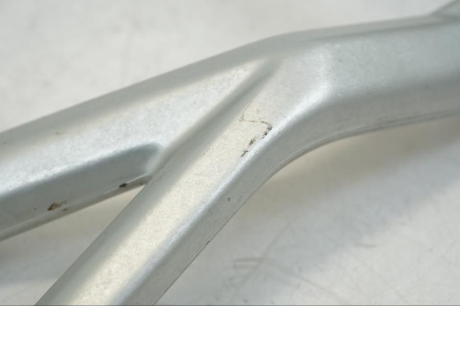 Vänster sida på Fotpinne från en Ducati Streetfighter V4 -2020 motorcykel.