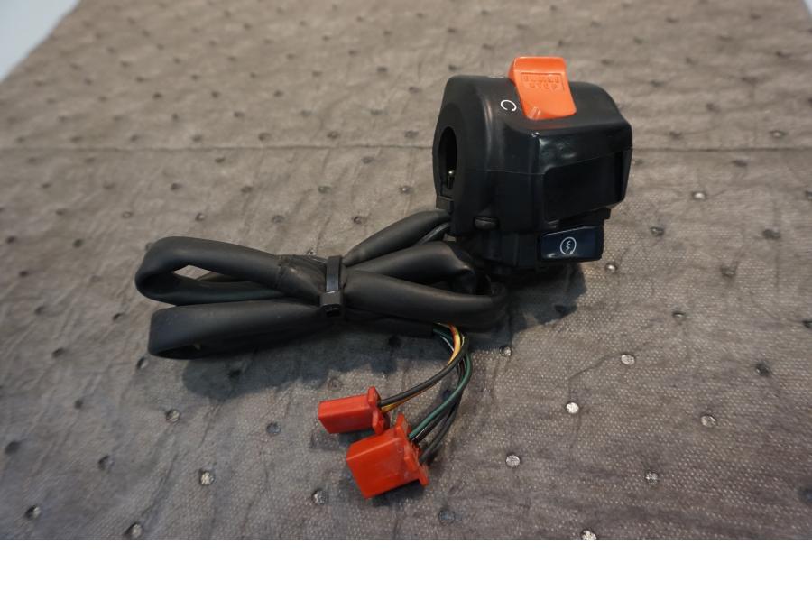 Framsidan på Styrelreglage från en Honda CBR 900 RR -1999 motorcykel.