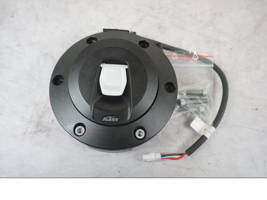 Framsidan på Tanklock från en KTM 1290 Super Adventure S -2022 motorcykel.