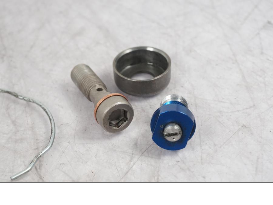 Höger sida på Gaffelbensdelar från en Buell 1125 R -2008 motorcykel.