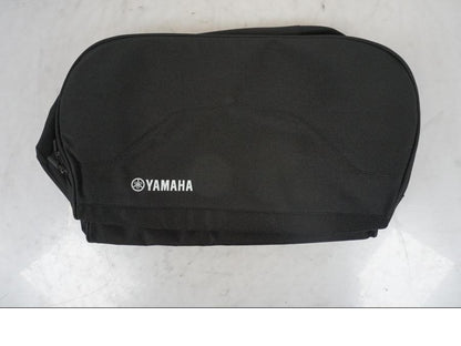 Framsidan på Väska från en Universal Universal -2023 motorcykel.