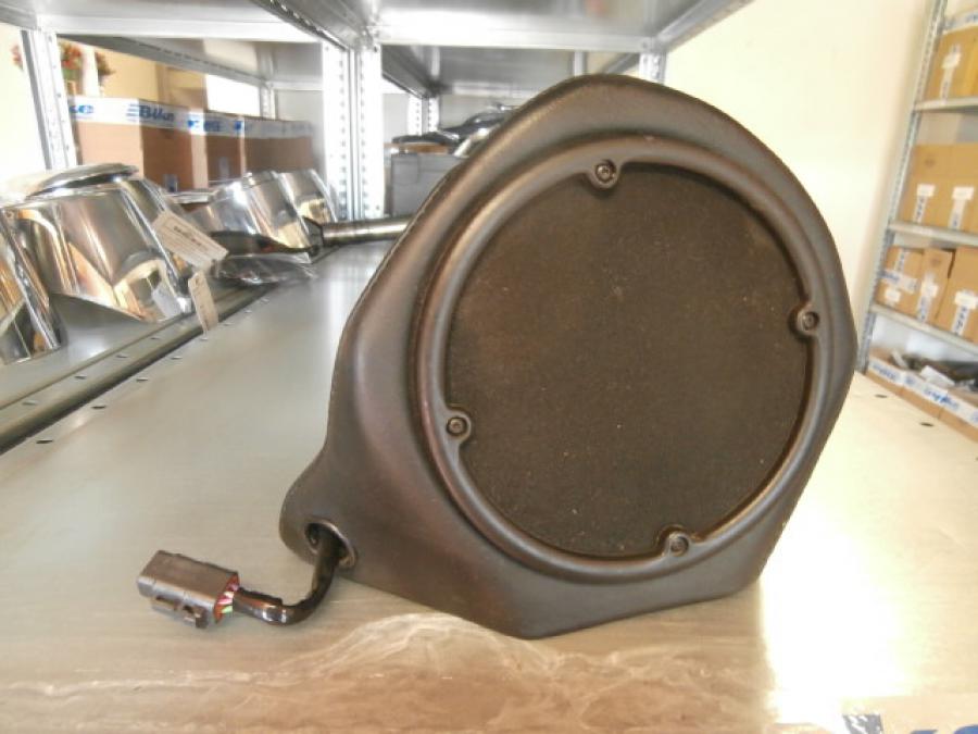 Framsidan på Högtalare från en H-D Touring Ultra Classic FLHTCU/I -2009 motorcykel.