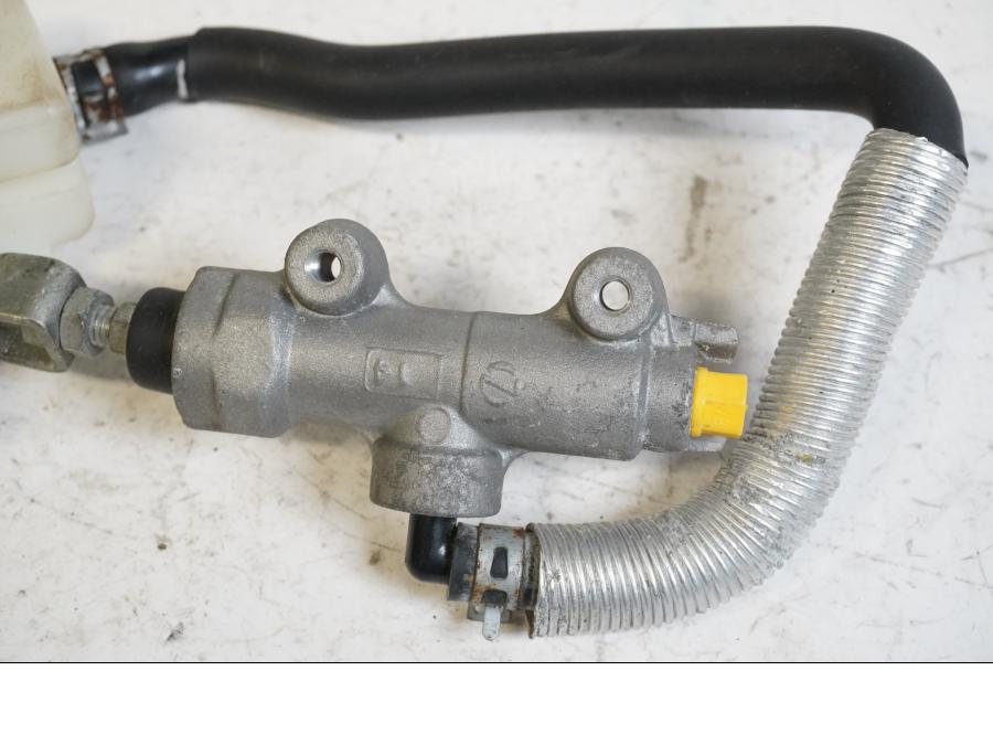 Baksidan på Bromshuvudcylinder från en Suzuki M 1800 -2009 motorcykel.