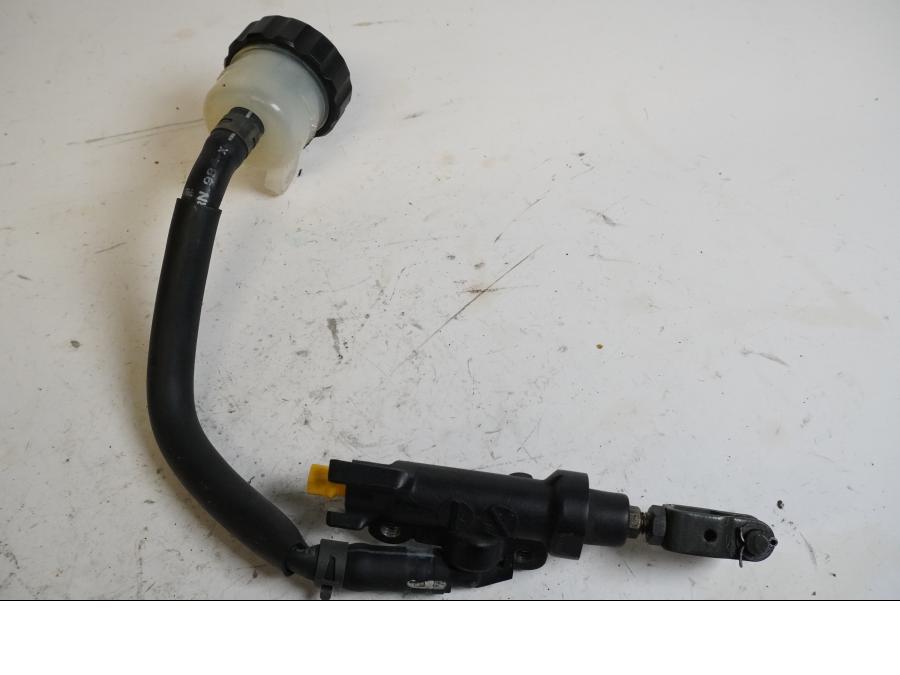 Framsidan på Bromshuvudcylinder från en Yamaha XJR 1300 -1999 motorcykel.