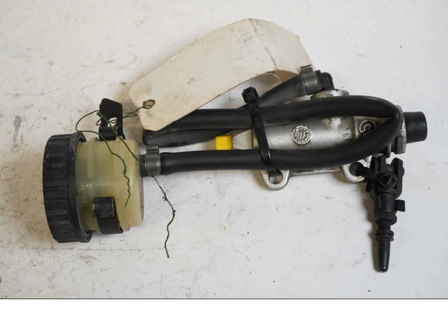 Baksidan på Bromshuvudcylinder från en BMW R 1200 GSA -2008 motorcykel.