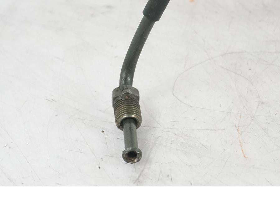 Snett nerifrån på Bromsledning från en Honda CBR 1100 XX -1999 motorcykel.