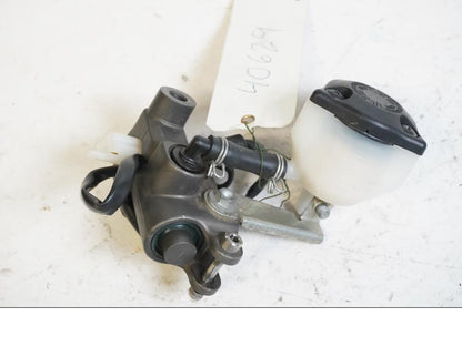 Framsidan på Bromshuvudcylinder från en Aprilia SXV 550 -2007 motorcykel.