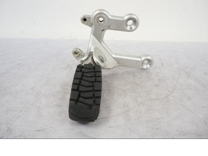 Höger sida på Fotpinnefäste från en KTM 990 Super Duke -2006 motorcykel.