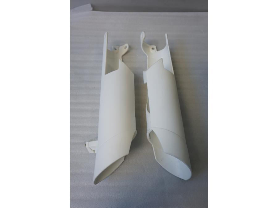 Baksidan på Gaffelbensskydd från en KTM 690 Enduro -2011 motorcykel.