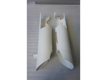 Baksidan på Gaffelbensskydd från en KTM 690 Enduro -2011 motorcykel.