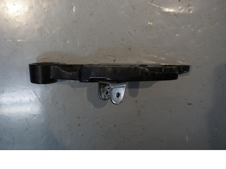 Höger sida på Fotpinnefäste från en Yamaha V-MAX 1200 -2001 motorcykel.