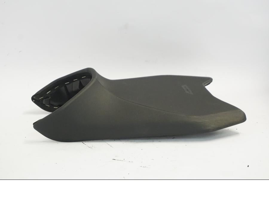 Vänster sida på Sadel från en KTM 790 Duke -2018 motorcykel.