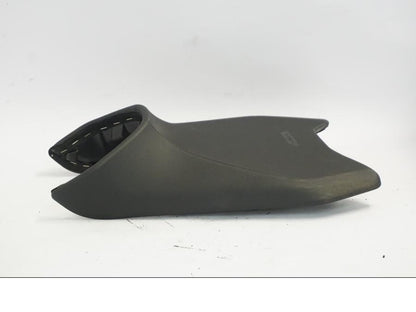 Vänster sida på Sadel från en KTM 790 Duke -2018 motorcykel.