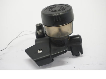 Framsidan på Bromshuvudcylinder från en BMW F 700 GS -2013 motorcykel.