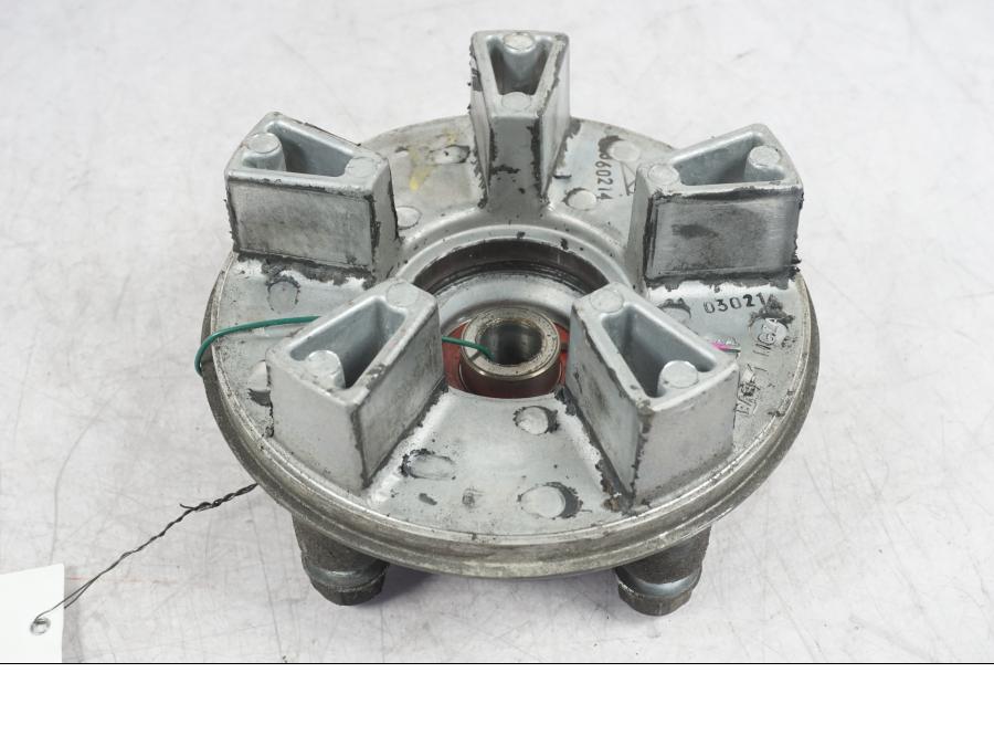 Snett nerifrån på Drevfäste från en Honda CB 500 X -2015 motorcykel.